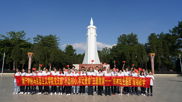 百色起义纪念碑开展现场教学_副本.jpg