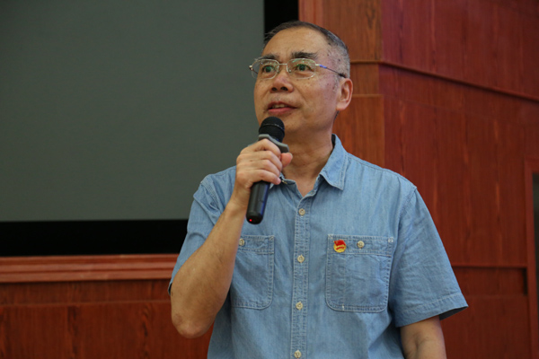 思政部莫河东主任主持讲座.jpg