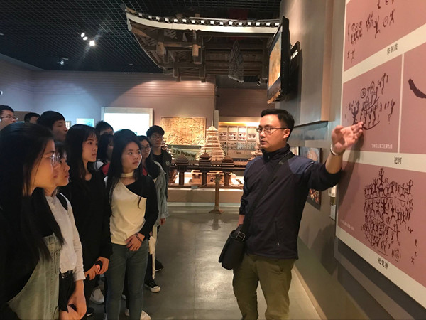 任课教师刘宁老师现场为同学们讲解.jpg